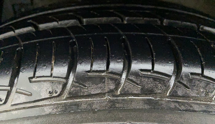 2017 Maruti Ertiga VDI SHVS, Diesel, Manual, 17,714 km, Left Front Tyre Tread