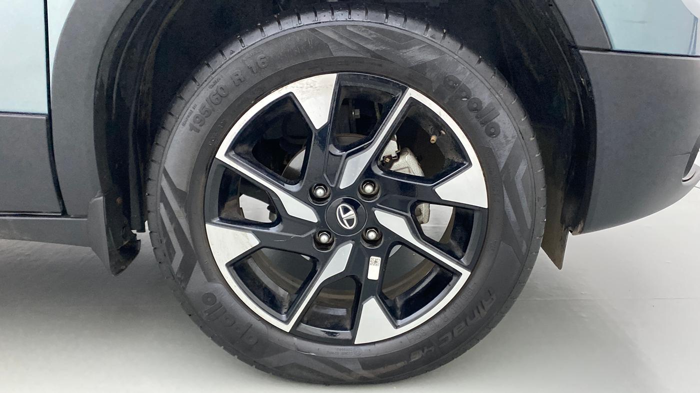 2021 Tata PUNCH ACCOMPLISHED DAZZLE PACK MT, Petrol, Manual, 11,070 km, Right Front Wheel