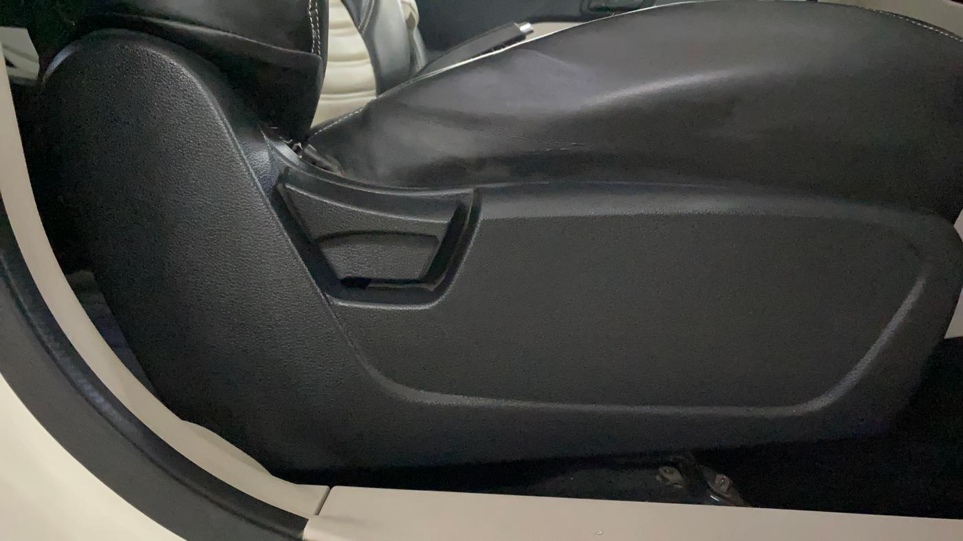 2022 Mahindra XUV300 W6 1.5 DIESEL AMT, Diesel, Automatic, 41,647 km, Driver Side Adjustment Panel