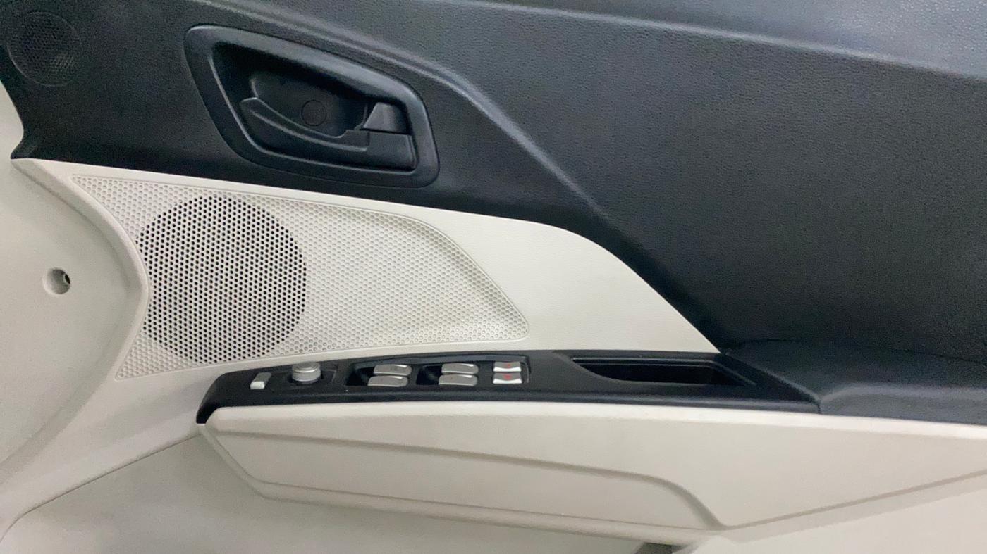 2022 Mahindra XUV300 W6 1.5 DIESEL AMT, Diesel, Automatic, 41,647 km, Driver Side Door Panels Control