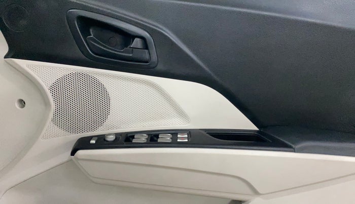 2022 Mahindra XUV300 W6 1.5 DIESEL AMT, Diesel, Automatic, 24,304 km, Driver Side Door Panels Control