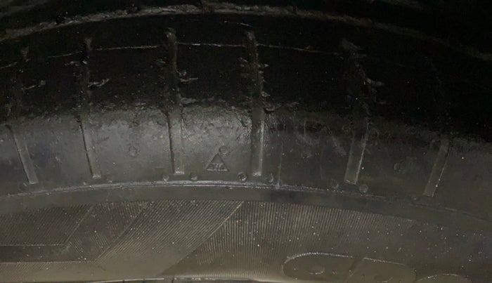 2022 Mahindra XUV300 W6 1.5 DIESEL AMT, Diesel, Automatic, 24,304 km, Left Front Tyre Tread