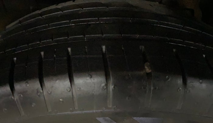 2022 Mahindra XUV300 W6 1.5 DIESEL AMT, Diesel, Automatic, 24,304 km, Right Rear Tyre Tread