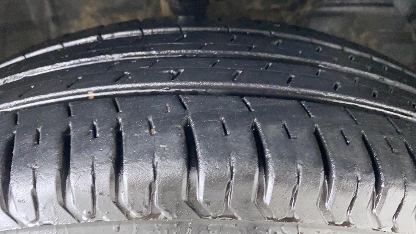2020 Maruti Swift VXI D, Petrol, Manual, 20,892 km, Right Front Tyre Tread
