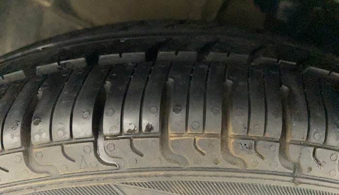 2011 Hyundai i10 MAGNA 1.2, Petrol, Manual, 74,587 km, Left Front Tyre Tread