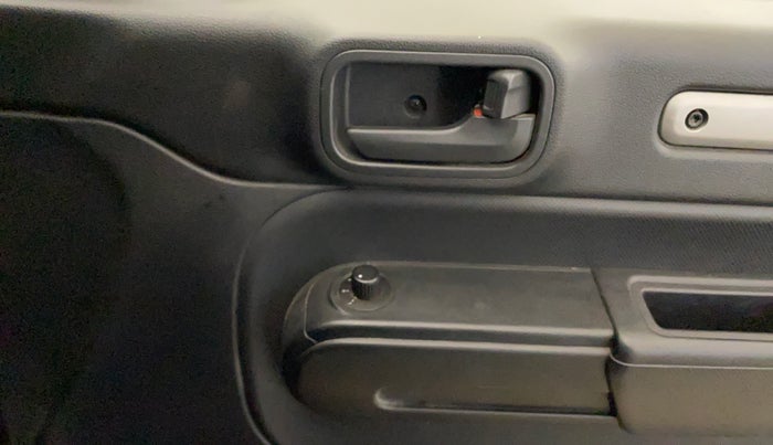 2021 Mahindra Thar LX PETROL HT 4WD AT, Petrol, Automatic, 18,273 km, Driver Side Door Panels Control