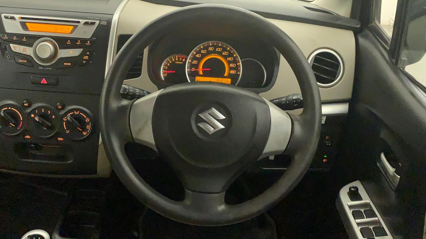 2013 Maruti Wagon R 1.0 VXI, Petrol, Manual, 34,913 km, Steering Wheel Close Up
