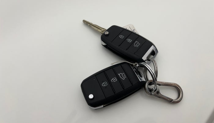 2020 KIA SONET HTK PLUS 1.2, Petrol, Manual, 75,101 km, Key Close Up