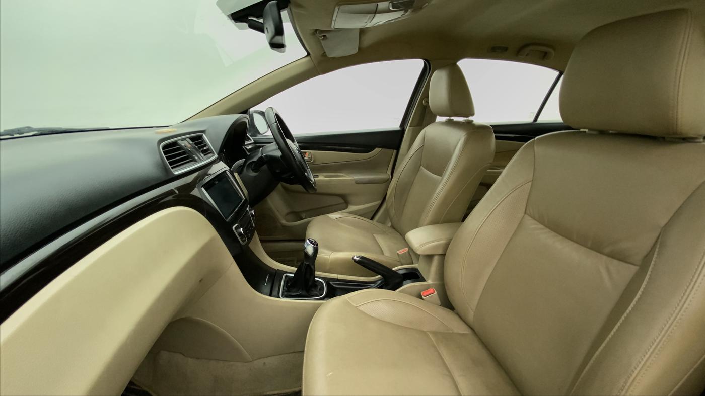 2016 Maruti Ciaz ZXI+, Petrol, Manual, 46,027 km, Right Side Front Door Cabin