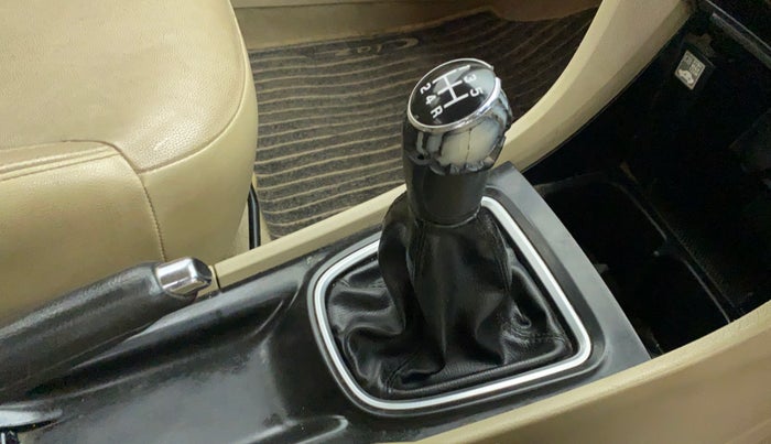 2016 Maruti Ciaz ZXI+, Petrol, Manual, 46,027 km, Gear lever - Knob cover torn