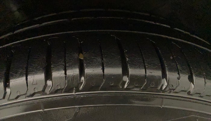 2015 Maruti Ertiga VXI, Petrol, Manual, 49,752 km, Left Front Tyre Tread