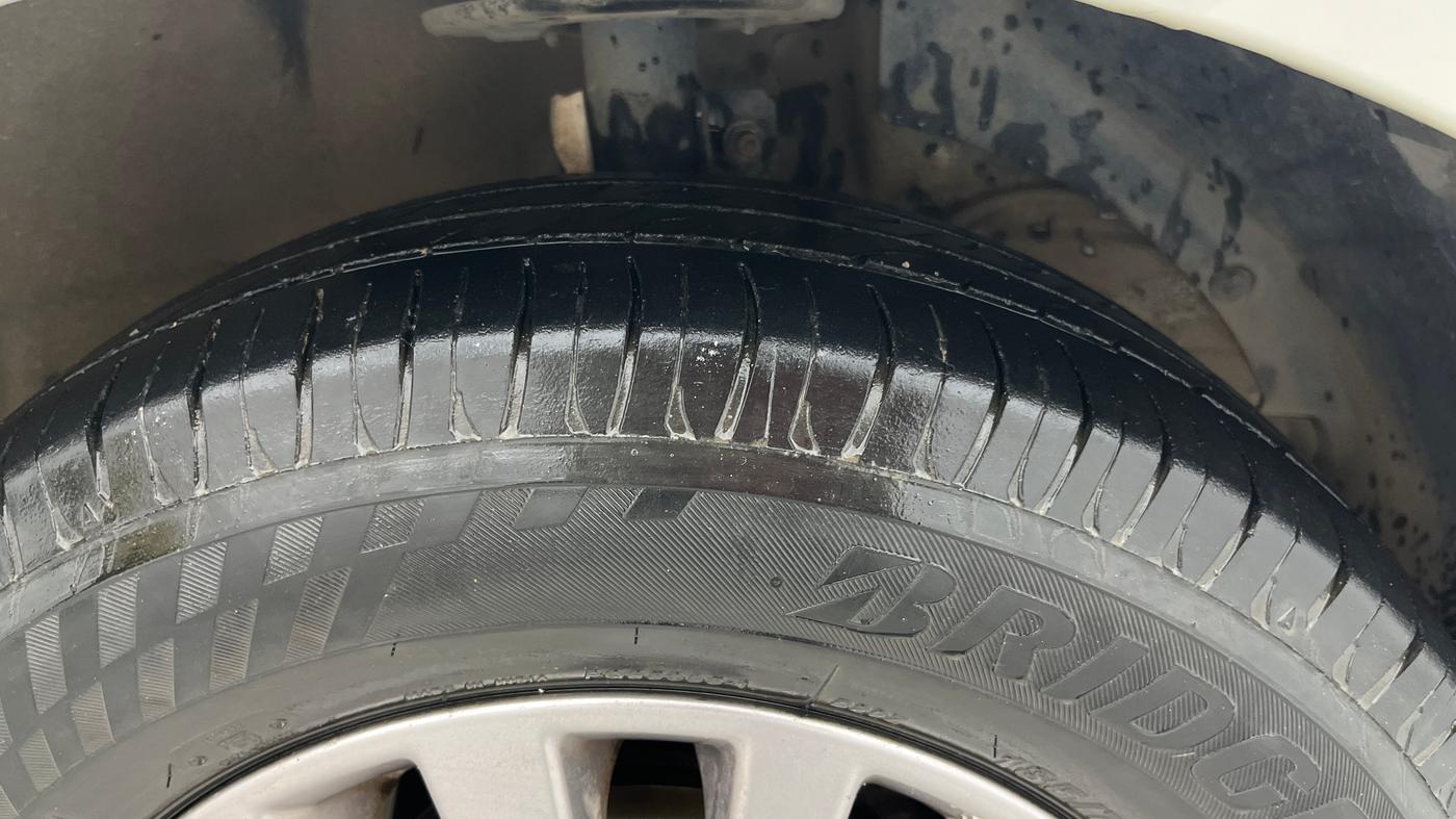 2018 Maruti Dzire VXI AMT, Petrol, Automatic, 1,04,449 km, Right Front Tyre Tread