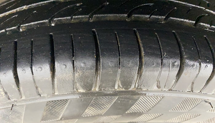 2014 Maruti Alto 800 LXI, Petrol, Manual, 43,217 km, Left Front Tyre Tread