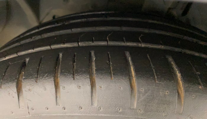 2020 Ford Figo Aspire TITANIUM PLUS 1.2 PETROL, Petrol, Manual, 32,053 km, Left Front Tyre Tread