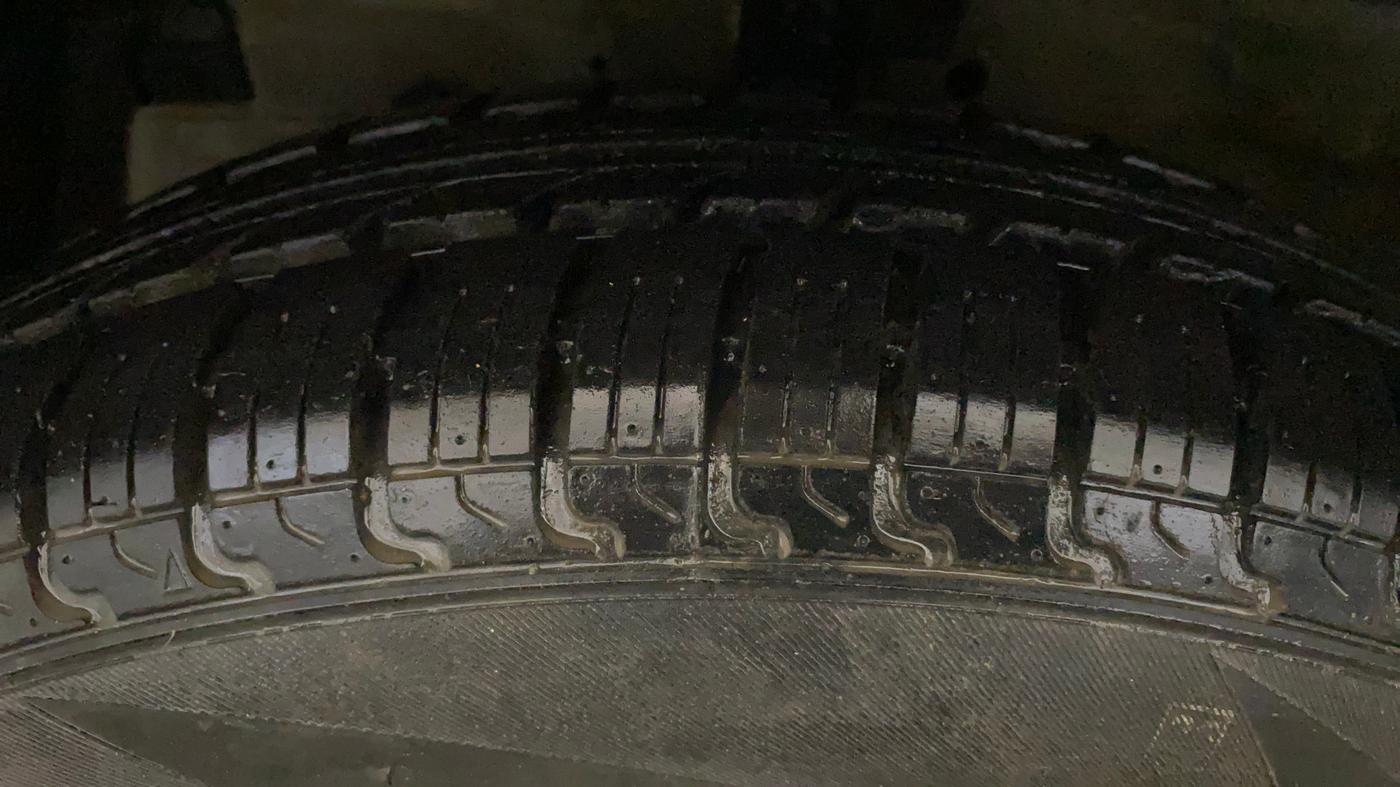 2016 Maruti Swift VXI, Petrol, Manual, 45,991 km, Left Front Tyre Tread
