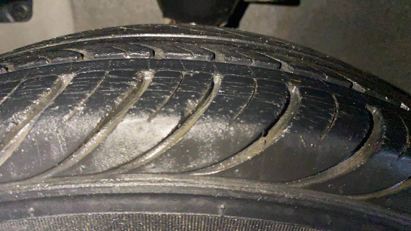 2015 Hyundai Eon MAGNA +, Petrol, Manual, 21,667 km, Left Front Tyre Tread