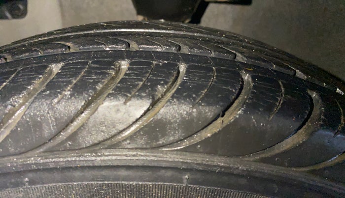 2015 Hyundai Eon MAGNA +, Petrol, Manual, 21,667 km, Left Front Tyre Tread