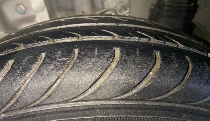 2015 Hyundai Eon MAGNA +, Petrol, Manual, 21,667 km, Left Rear Tyre Tread