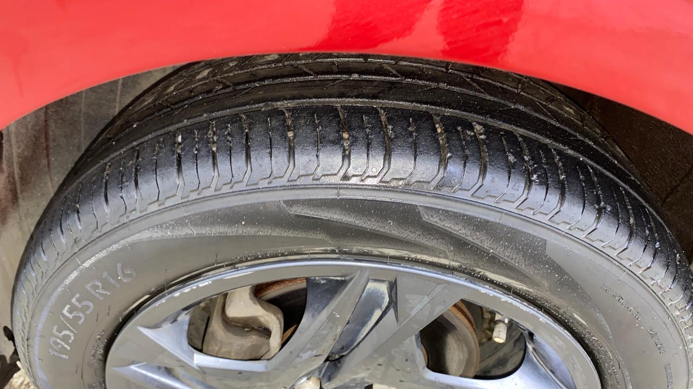 2021 Hyundai NEW I20 SPORTZ 1.2 AT, Petrol, Automatic, 37,409 km, Left Front Tyre Tread