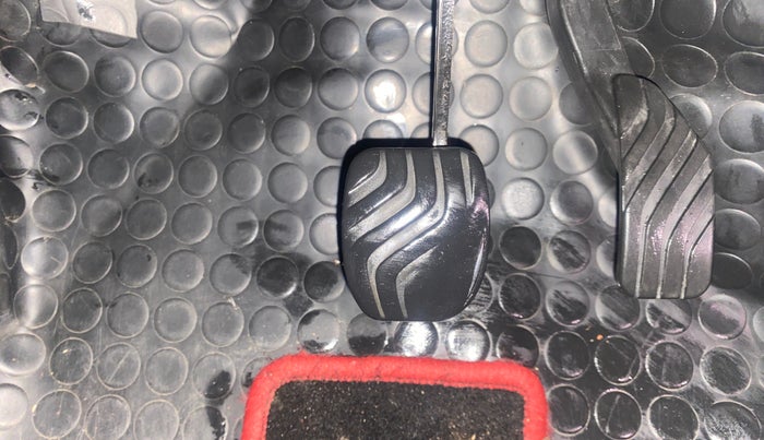 2017 Renault Kwid RXT 1.0 AMT, Petrol, Automatic, 1,05,200 km, Pedals