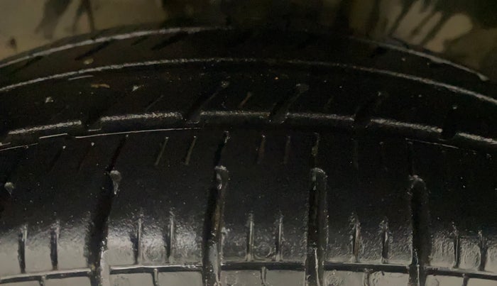 2017 Renault Kwid RXT 1.0 AMT, Petrol, Automatic, 1,05,200 km, Left Front Tyre Tread