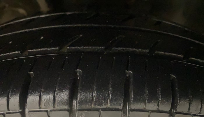 2017 Renault Kwid RXT 1.0 AMT, Petrol, Automatic, 1,05,200 km, Right Front Tyre Tread