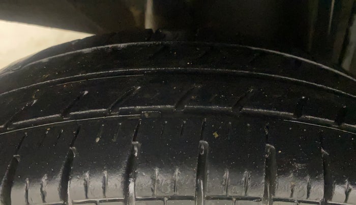 2017 Renault Kwid RXT 1.0 AMT, Petrol, Automatic, 1,05,200 km, Right Rear Tyre Tread