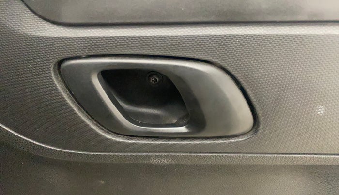 2017 Renault Kwid RXT 1.0 AMT, Petrol, Automatic, 1,05,200 km, Driver Side Door Panels Control