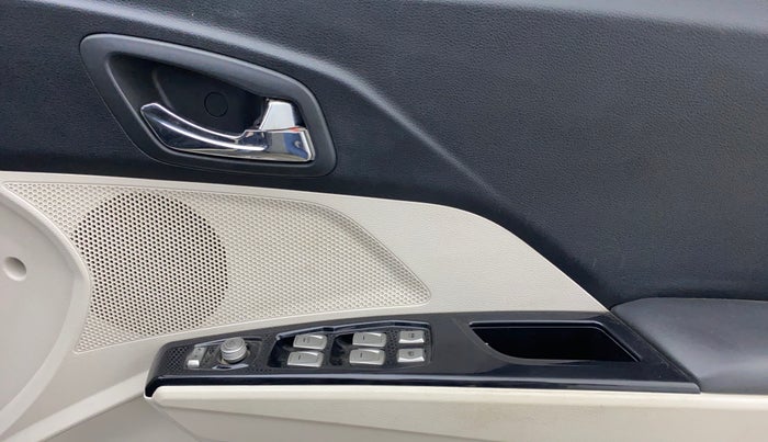 2021 Mahindra XUV300 W8 1.2 PETROL, Petrol, Manual, 52,390 km, Driver Side Door Panels Control