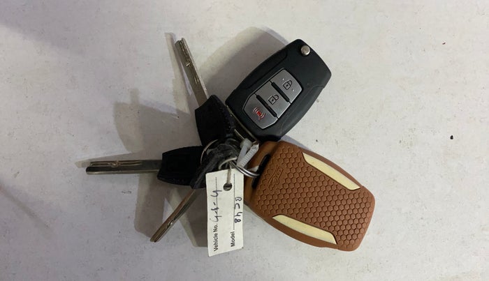 2021 Mahindra XUV300 W8 1.2 PETROL, Petrol, Manual, 52,390 km, Key Close Up