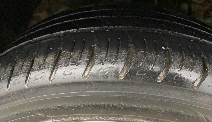 2021 Mahindra XUV300 W8 1.2 PETROL, Petrol, Manual, 52,390 km, Right Front Tyre Tread