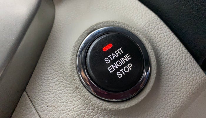 2021 Mahindra XUV300 W8 1.2 PETROL, Petrol, Manual, 52,390 km, Keyless Start/ Stop Button