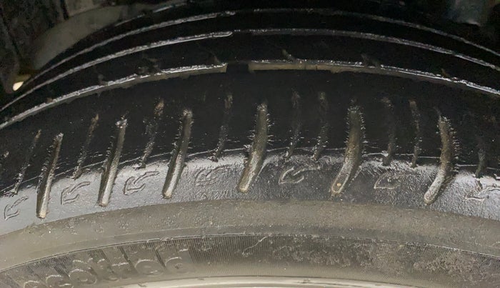 2021 Mahindra XUV300 W8 1.2 PETROL, Petrol, Manual, 52,390 km, Right Rear Tyre Tread