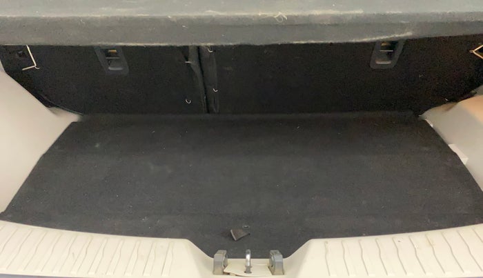 2021 Mahindra XUV300 W8 1.2 PETROL, Petrol, Manual, 52,390 km, Boot Inside