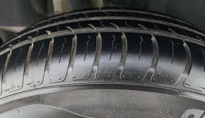 2019 Maruti Swift VXI AMT D, Petrol, Automatic, 14,430 km, Right Rear Tyre Tread