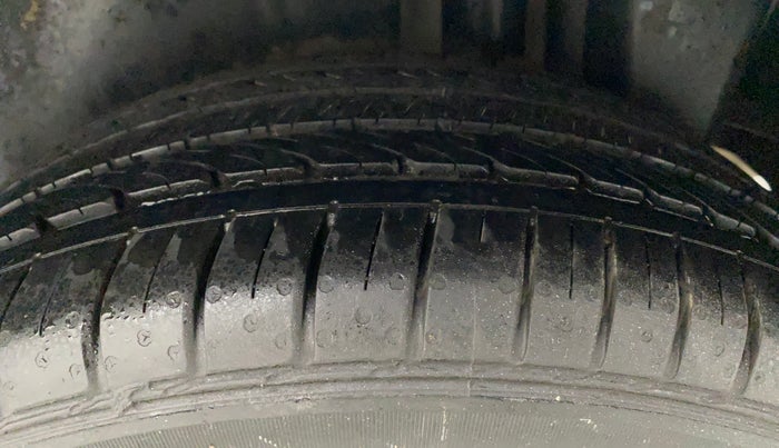 2017 Maruti Ciaz ALPHA 1.4 PETROL, Petrol, Manual, 93,015 km, Left Rear Tyre Tread