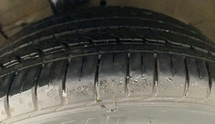 2017 Maruti Ciaz ALPHA 1.4 PETROL, Petrol, Manual, 93,015 km, Left Front Tyre Tread