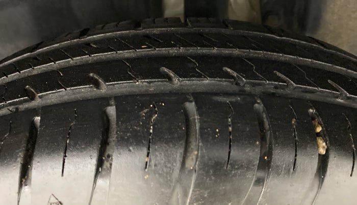 2019 Maruti Swift VXI AMT D, Petrol, Automatic, 17,576 km, Left Rear Tyre Tread