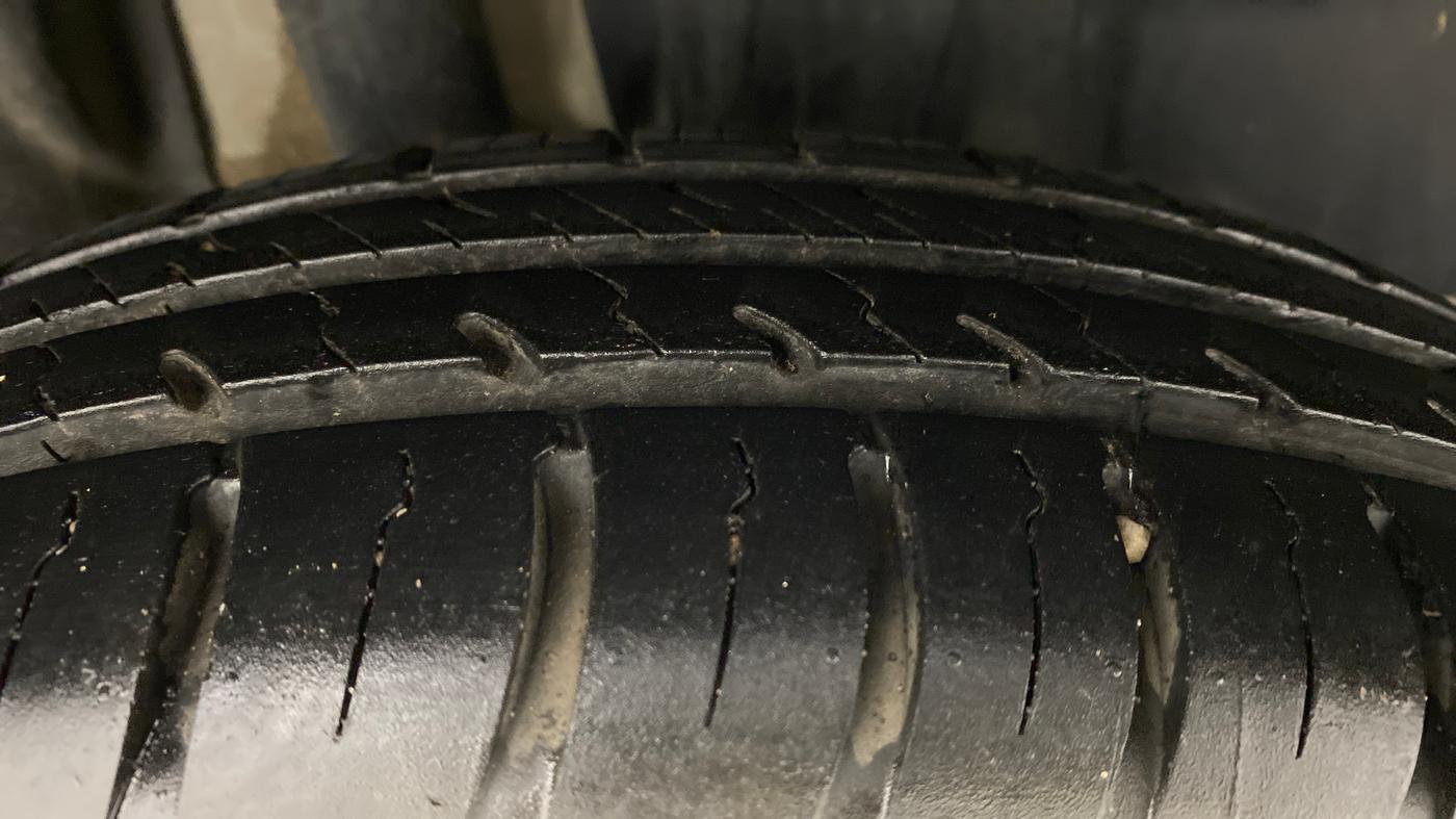 2019 Maruti Swift VXI AMT D, Petrol, Automatic, 17,576 km, Right Rear Tyre Tread