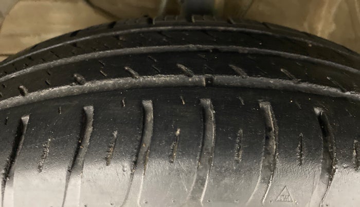 2019 Maruti Swift VXI AMT D, Petrol, Automatic, 17,576 km, Left Front Tyre Tread