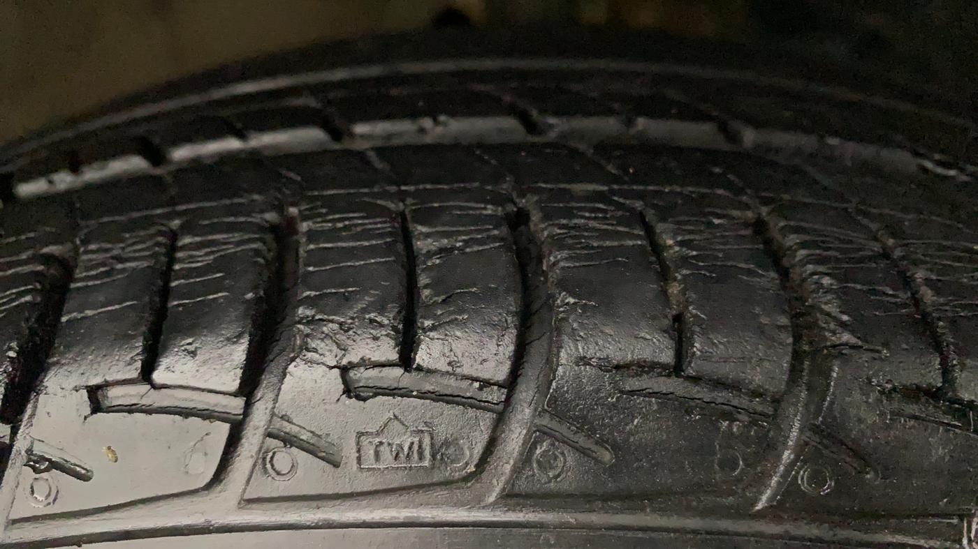 2017 Maruti Baleno DELTA PETROL 1.2, Petrol, Manual, 27,327 km, Right Front Tyre Tread
