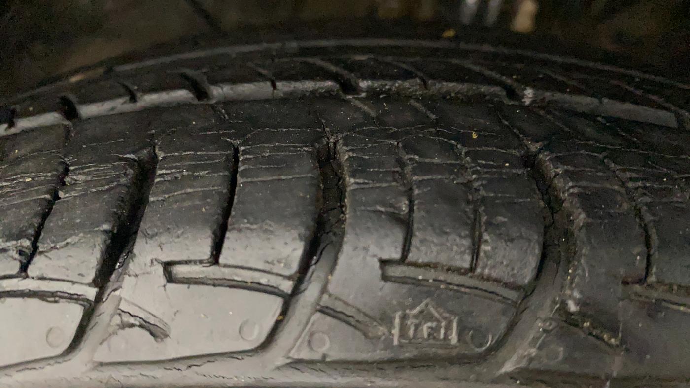 2017 Maruti Baleno DELTA PETROL 1.2, Petrol, Manual, 27,327 km, Left Front Tyre Tread