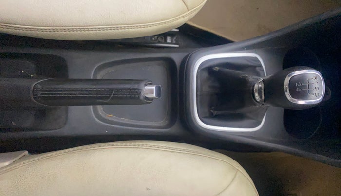 2014 Volkswagen Polo HIGHLINE1.2L, Petrol, Manual, 1,18,268 km, Gear Lever