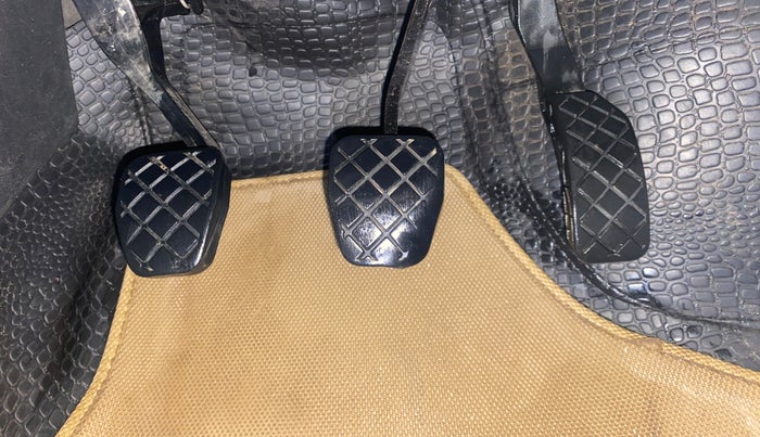 2014 Volkswagen Polo HIGHLINE1.2L, Petrol, Manual, 1,18,268 km, Pedals