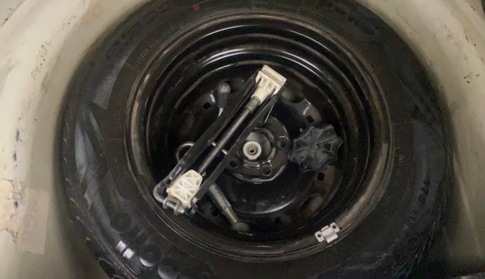 2014 Volkswagen Polo HIGHLINE1.2L, Petrol, Manual, 1,18,268 km, Spare Tyre