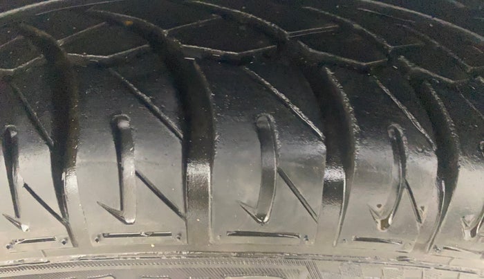 2014 Volkswagen Polo HIGHLINE1.2L, Petrol, Manual, 1,18,268 km, Right Front Tyre Tread