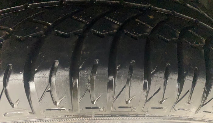 2014 Volkswagen Polo HIGHLINE1.2L, Petrol, Manual, 1,18,268 km, Right Rear Tyre Tread