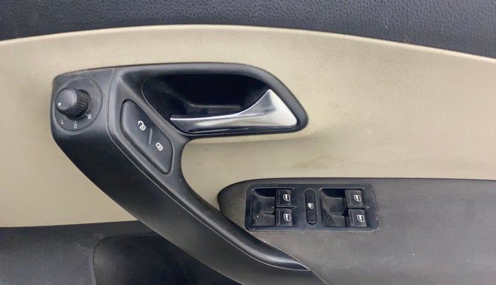 2014 Volkswagen Polo HIGHLINE1.2L, Petrol, Manual, 1,18,268 km, Driver Side Door Panels Control