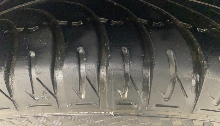 2014 Volkswagen Polo HIGHLINE1.2L, Petrol, Manual, 1,18,268 km, Left Front Tyre Tread