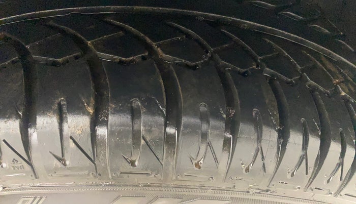 2014 Volkswagen Polo HIGHLINE1.2L, Petrol, Manual, 1,18,268 km, Left Rear Tyre Tread